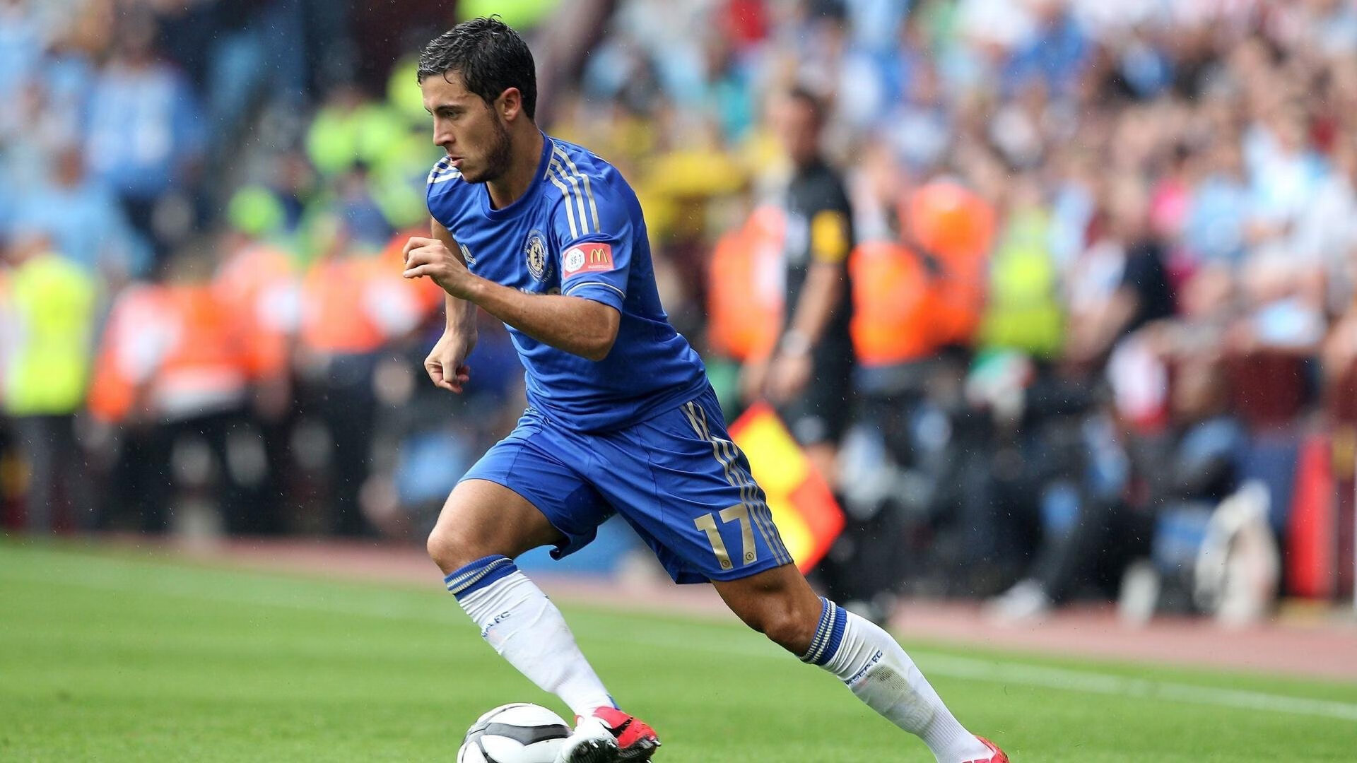 AC米兰新闻-德甲球员技术动作在视觉负荷提升时的稳定性分析